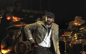 Juan Luis Guerra sur scène pour le concert caritatif Song of hope for Haïti qu’il a organisé le 18 avril 2010 pour lever des fonds pour les victimes du tremblement de terre.