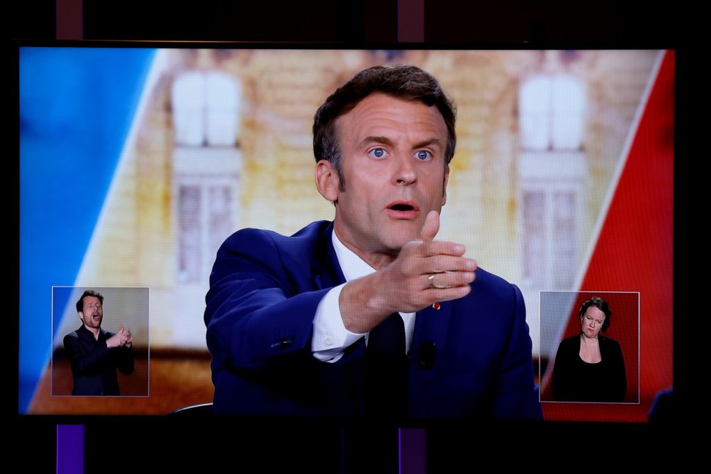 Le président-candidat LREM Emmanuel Macron s’exprime face à Marine Le Pen, candidate RN, lors du débat télévisé pour le second tour de l’élection présidentielle, sur le plateau des chaînes TF1 et France 2, le 20 avril 2022 à Saint-Denis, au nord de Paris AFP/Ludovic Marin