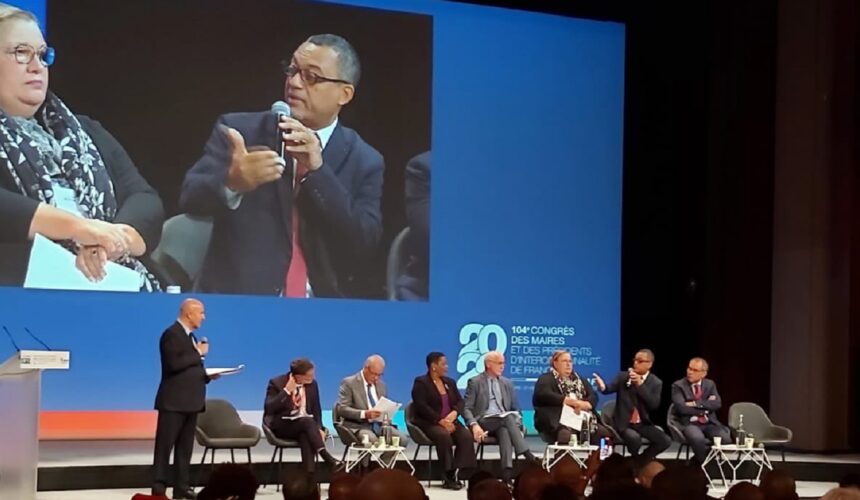 Jocelyn Sapotille, président de l'association des maires de Guadeloupe lors de la table ronde sur le logement lors de la journée de l'Outre du congrès des maires de France. 21 novembre, Palais des congrès d'Issy-les-Moulineaux.
