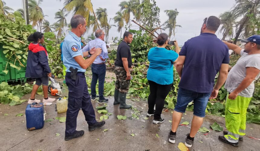 Le maire de la commune et le préfet répertorie les dégâts après le passage du cyclone Tammy à La Désirade le 22 octobre 2023.