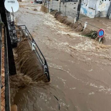 Trois-Rivières, 22 octobre 2023. Les pluies torrentielles du cyclone Tammy tranforment les rues en cours d'eau éphémères qui envahissent les habitations et détruisent les infrastructures.