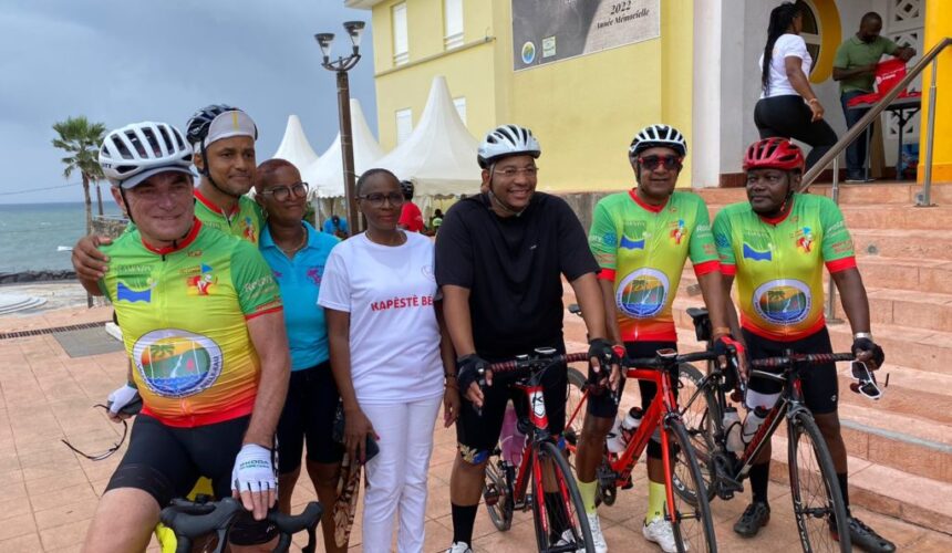 1ère édition de la randonnée cycliste "La route du cœur" samedi 11 novembre à 9 heures. Le maire de la commune, Jean-Philippe Courtois (en noir), a enfourché son vélo aux côtés du parrain de l'événement, Bernard Hinault (à gauche), quintuple vainqueur du Tour de France