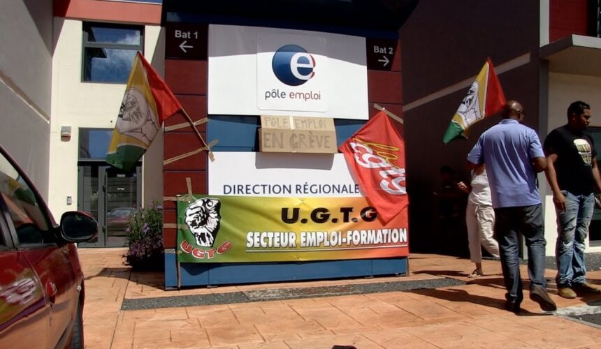 Le siège de Pôle emploi aux Abymes aux Abymes paré des drapeaux de syndicats UGTG, CGTG. Photo d'archives