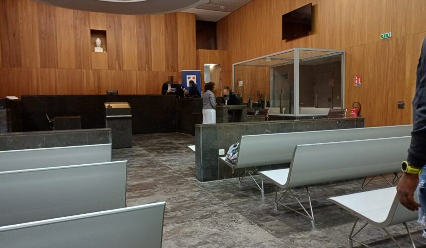 Procès pour favoritisme de Laurella Rinçon debout après l'audience au tribunal judiciaire de Pointe-à-Pitre le 23 janvier 2024. Photo : Le Courrier de Guadeloupe