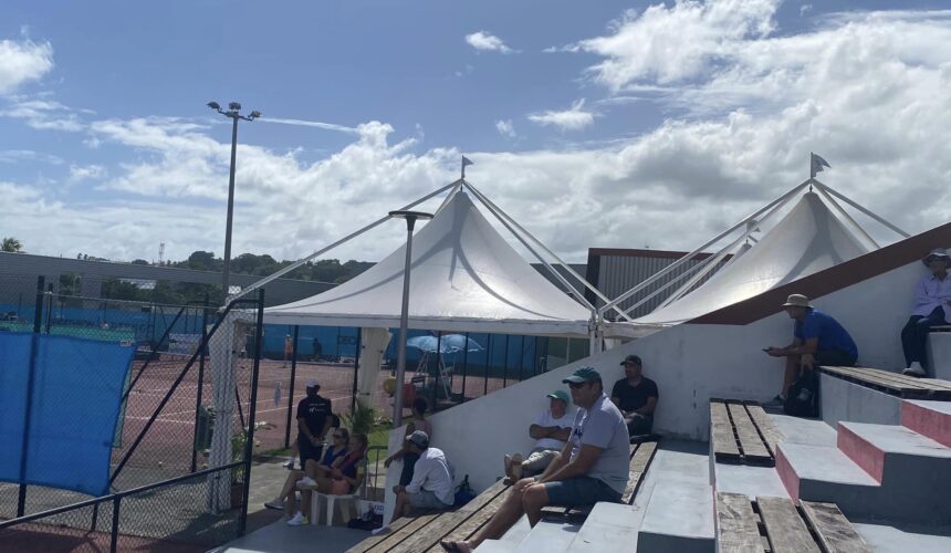 Les tribunes du court central du tournoi international de tennis féminin de Petit-Bourg 2024, le 16 janvier en Guadeloupe