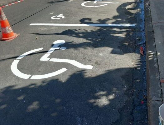 Ce lundi 8 janvier, la commune du Gosier annonce la finalisation de deux emplacements réservés aux personnes à mobilité réduite sur le boulevard Amédée Clara. Photo : Facebook Ici le Gosier