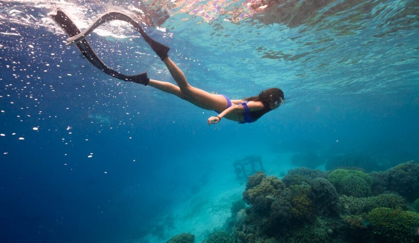 Nageuse palme masque tuba barrière de corail