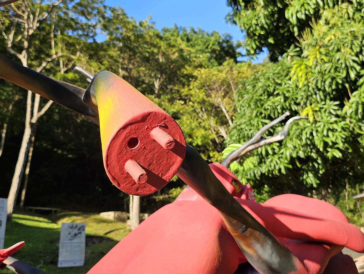 Vernissage le 17 février 2024 de L'Accolade, oeuvre de Ronald Cyrille, visible jusqu'à mai aux Monts Caraïbes à Gourbeyre. Photo : FB Ronald Cyrille