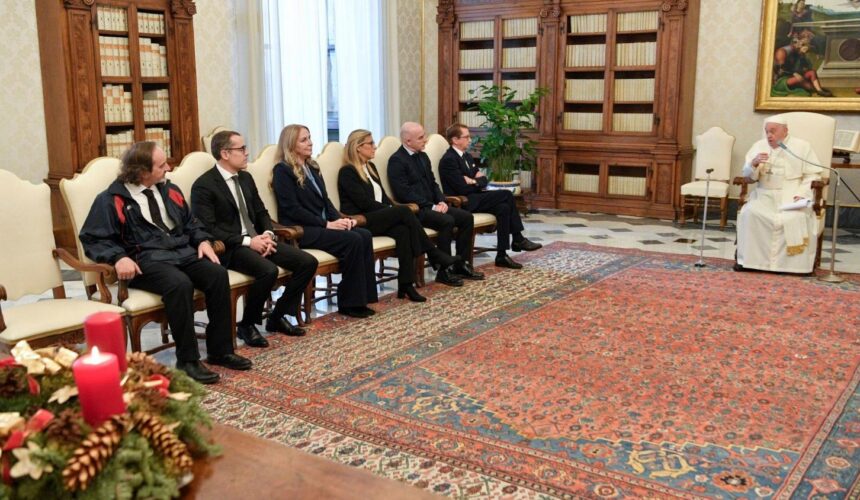 Le Pape et les membres du bureau du Réviseur général, lundi 11 décembre 2023. Photo : Vatican Media