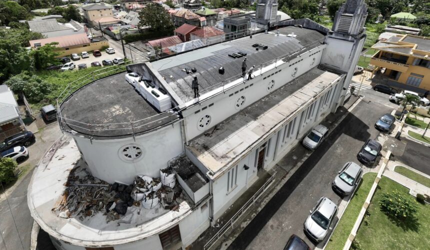 La réparation de la toiture de l’église Sainte Trinité à Lamentin a été lancée le 25 mars. Photo : Ville Lamentin Guadeloupe
