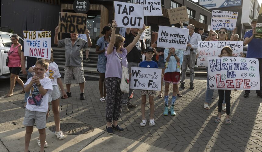 Manifestation contre les coupures d'eau dans le quartier de Blairgowrie, à Johannesburg, le 12 mars 2024 en Afrique du Sud AFP WIKUS DE WET