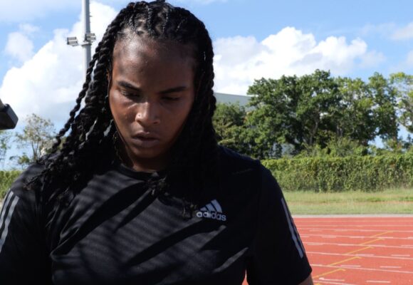 Princesse Hyman, vice championne d'Europe du lancer de disque à l'âge de 16 ans en 2022, en photo à l’entraînement au Creps de Pointe-à-Pitre en Guadeloupe en 2023. Photo : Ingrid Franchi