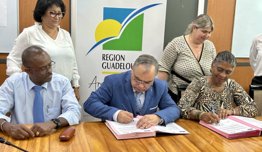 Le président du conseil régional Ary Chalus et Osvaldo Caridad Vento Montiller, ministre des sports de Cuba signent le 6 mars à l'espace régional du Raizet une convention de partenariat, d'échanges et de formation pour les sportifs. Photo : FB Région Guadeloupe