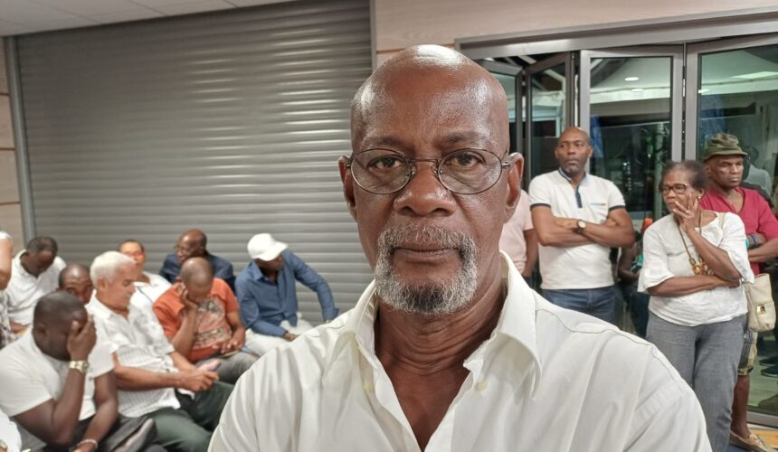 Alex Lollia, Professeur de philosophie à la retraite, membre fondateur du syndicat Centrale des travailleurs unis (CTU), citoyen du Gosier, le 2 avril 2024 en mairie du Gosier lors de l’élection de Liliane Montout qui succède à Cédric Cornet, maire en exercice depuis 2020 et décédé le 21 mars.