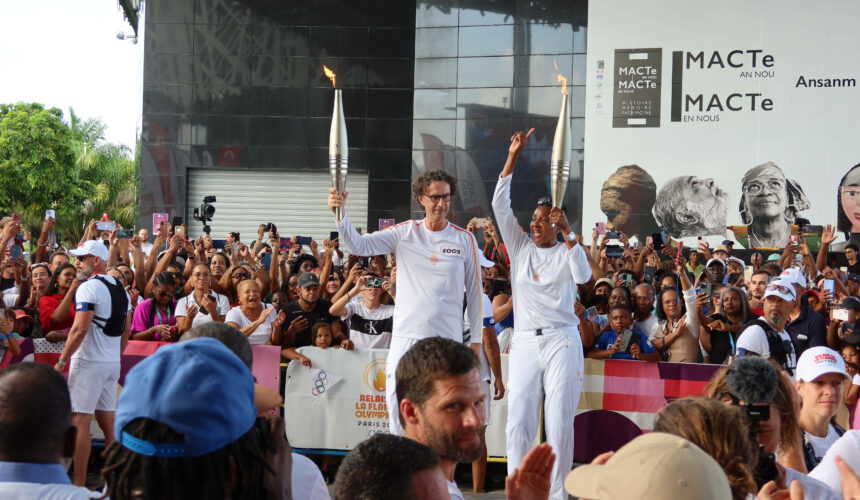 Sur le parvis du Mémorial Acte à Pointe-à-Pitre, la petite foule d’environ 400 personnes a réservé un accueil chaleureux à l’enfant prodige du pays Marie-José Pérec, arrivée avec la flamme olympique en Guadeloupe le 15 juin 2024 sur le maxi trimaran Banque populaire. Photo : Gilles Morel / Sipa / 2406151703