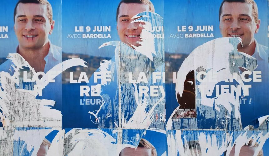 Affiche de campagne déchirées du Rassemblement national au premier tour des législatives anticipées de juin 2024