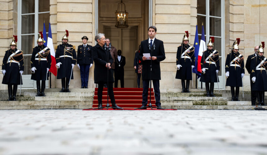 Mardi 9 janvier, dans la cour de Matignon, la Première ministre sortante Elisabeth Borne, à gauche sur la photo ci-dessus, écoute Gabriel Attal s'exprimer après la cérémonie de passation de pouvoir. Photo: Thibault Camus / AP / Sipa