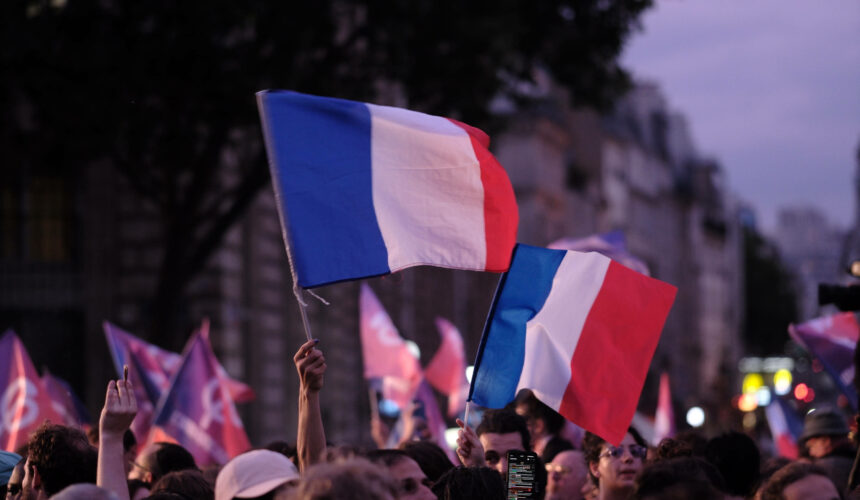 Des milliers de soutiens du Nouveau front populaire sont réunis au soir du premier tour des élections législatives, Place de la République à Paris, le 30 juin pour lancer la campagne du second tour et contre l'extrême droite et le Rassemblement National. Crédit : Anton Karliner / Sipa / 2406302242