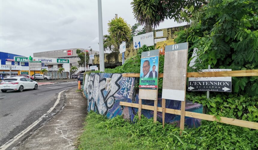 Les panneaux pour le second tour des législatives anticipées sont au nombre de 2 candidats, comme ici, mercredi 3 juillet à Moudong, Baie-Mahault, dans la 3ème circonscription, la plus scrutée de Guadeloupe, où s’affrontent le député sortant centriste Liot Max Mathiasin et le candidat d'extrême droite du Rassemblement national Rody Tolassy.
