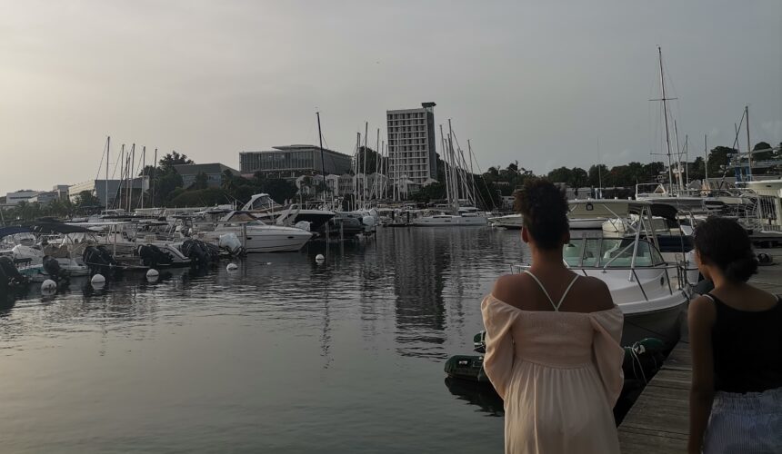 Vu du campus de Fouillole, université des Antilles, depuis la Marina de Pointe-à-Pitre
