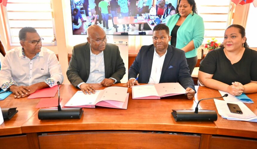 Le 8 mars 2023, Bernard Pancrel (2e à gauche) signait un "contrat péyi" avec Guy Losbar (3e à gauche), président du Département, pour cofinancer plusieurs projets, dont la rénovation de la gare maritime et du stade municipal. Photo : FB Commune de Saint-François