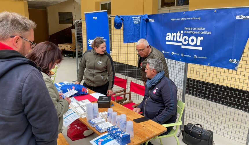 Le 31 mai 2024, le stand d'Anticor au Festival Faire Autrement dédié à mieux faire vivre la démocratie, la préservation des ressources et l’innovation collective. Photo : Anticor