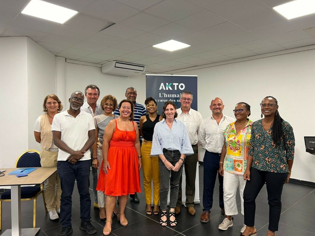 Laurent Barthelemy (3e en partant de la droite), président du financeur de formation Akto a échangé avec les partenaires sociaux lors du conseil d’orientation paritaire du 1er octobre. Yolande Berthelot (CFDT) et Philippe Roquelaure (Medef Guadeloupe) ont participé aux discussions sur les enjeux de l'emploi et de la formation dans les secteurs des services. Photo : Akto