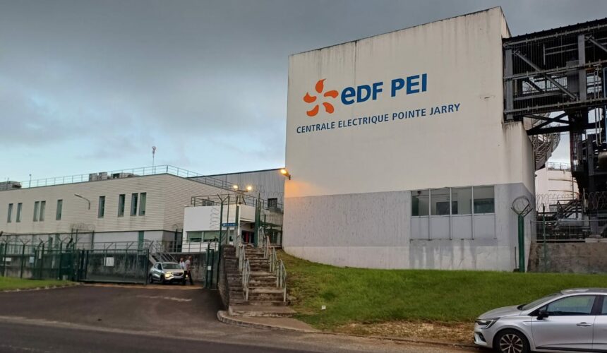 Entrée de la centrale électrique EDF PEI à Baie-Mahault, Guadeloupe, le 30 septembre 2024. Photo : Le Courrier de Guadeloupe