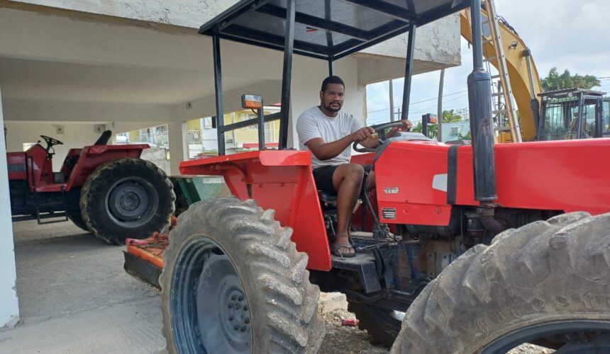 Cyrille Moutoussamy, jeune agriculteur, sur son tracteur au Moule, le 25 octobre 2024. Photo : Pierre-Édouard Picord / Le Courrier de Guadeloupe
