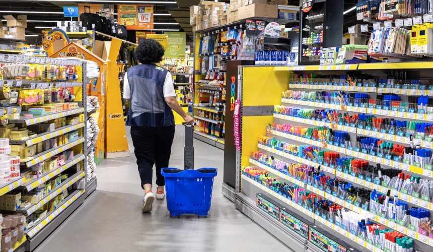 Achats des fournitures scolaires pour la rentrée des classes dans un établissement Bureau Vallée en France. Photo : Syspeo / Sipa