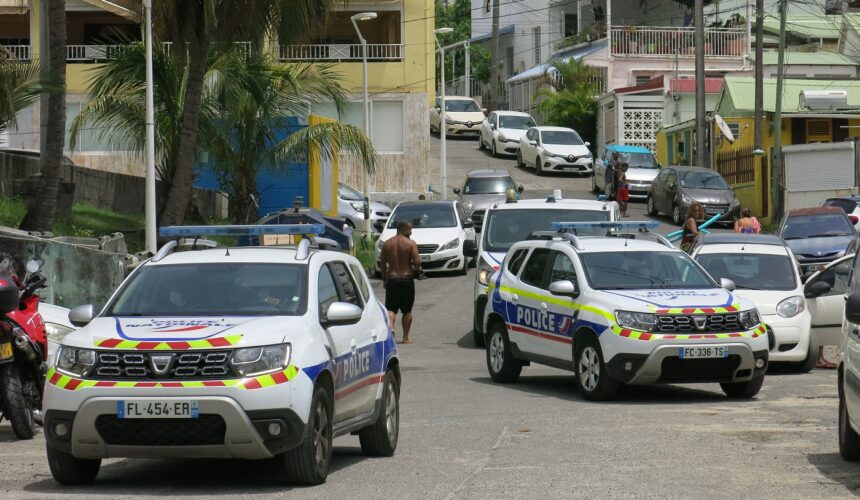 Opération de police sur la plage de la Datcha au Gosier le 28 aout 2021. Photo : Morel Gilles / Sipa