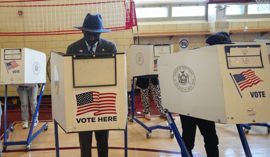 Yusef Salaam, membre du conseil municipal de New York et membre des « Cinq Exonérés », vote au ce mardi 5 novembre 2024, à New York. Photo AP/Frank Franklin