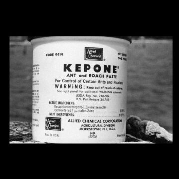 Ce conteneur contient du Képone, le nom de marque du chlordécone, un insecticide synthétique hautement toxique produit de 1966 à 1975. Photo : DR Daily Press Archive