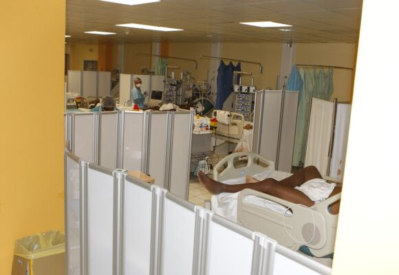 24 septembre 2020. Ancien réfectoire réhabillité en salle de réanimation au CHU de Pointe-à-Pitre pendant le Covid-19. Photo : Gilles Morel / Simax / Sipa