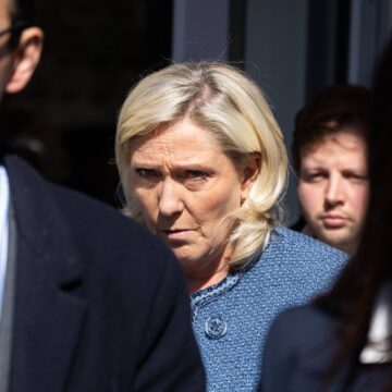 Marine Le Pen, présidente du groupe parlementaire d'extrême droite du Rassemblement national (RN), quitte le tribunal de Paris ce 31 mars après son procès pour suspicion de détournement de fonds publics européens. Le tribunal l’a reconnue coupable, et rendu un verdict qui l'empêche de se présenter aux élections et pourrait compromettre ses chances de se présenter à la prochaine élection présidentielle de 2027. Photo : Thomas Hubert / Sipa