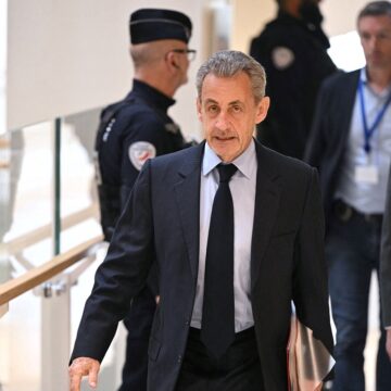 L'ancien président français Nicolas Sarkozy arrive à une audience dans son procès pour financement illégal de campagne depuis la Libye pour sa candidature présidentielle victorieuse de 2007, au tribunal de Paris, le 25 mars 2025. Le parquet financier rend le 25 mars son acte d'accusation dans le procès de Nicolas Sarkozy et de 11 autres accusés, dont d'anciens proches collaborateurs, accusés d'avoir conçu un pacte avec l'ancien dictateur libyen Mouammar Kadhafi pour financer illégalement la candidature victorieuse de Sarkozy à l'élection présidentielle de 2007. Photo : Hugo Mathy / AFP
