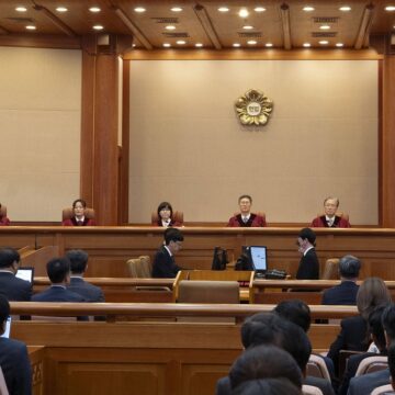 Séoul, Corée du Sud : Le juge en chef par intérim de la Cour constitutionnelle sud-coréenne, Moon Hyung-bae (en haut au centre), s'exprime lors de la décision finale de la destitution du président sud-coréen Yoon Suk Yeol à la Cour constitutionnelle le 4 avril 2025. Photo : Lee Young-ho / Sipa USA