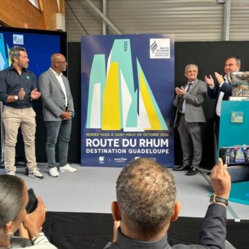 Camille Pélage, vice-président du conseil régional (2e à gauche), assiste au dévoilement de l’affiche de la Route du rhum – destination Guadeloupe 2026 à Saint-Malo le 25 avril. Photo : Région Guadeloupe