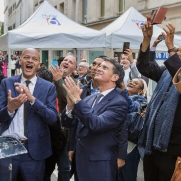 Le ministre des Outre-Mer Manuels Valls (au centre) dévoile la plaque posée le 27 avril à Paris en hommage au Chevalier de Saint-George. Photo : Ministère des Outre-mer.