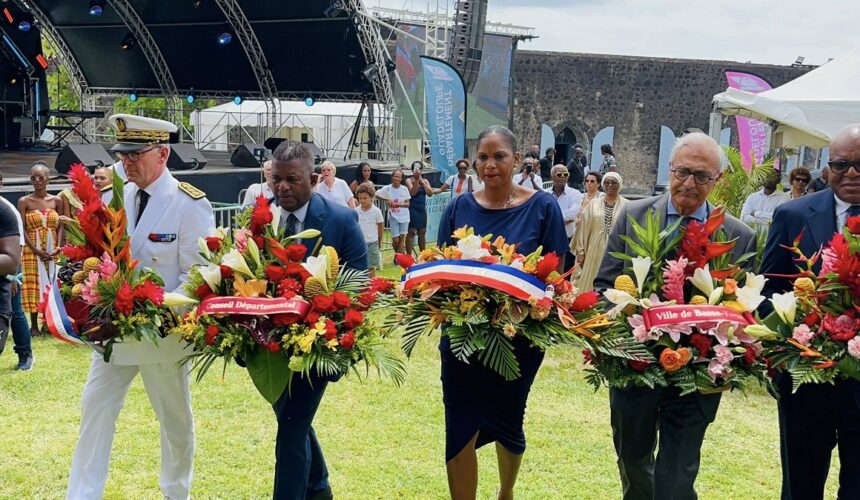 Le préfet Xavier Lefort (à gauche) à l’occasion de la cérémonie commémorative de la deuxième et définitive abolition de l’esclavage en Guadeloupe (27 mai) au Fort Delgrès à Basse-Terre. Photo : Préfecture Guadeloupe