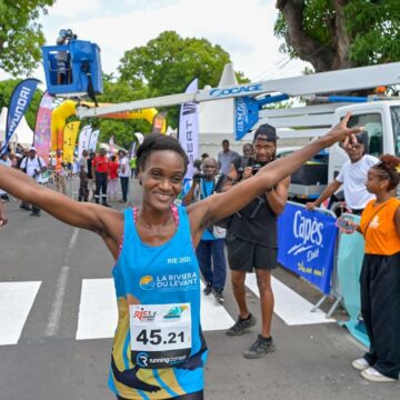 A Vieux-Habitants, c’est Christina Laurent de Team Riviera du levant qui franchit la première la ligne d’arrivée du Relais inter-entreprises du 27 mai. Photo : Riviera du levant officiel