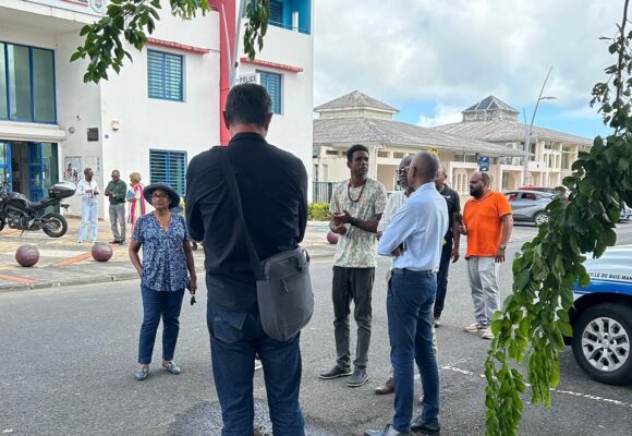Ce lundi matin (5 mai) à Baie-Mahault, les élus et agents locaux et régionaux sont sur les lieux du passage de la mini-tornade pour constater les dégâts et organiser les premières réponses d’urgence aux sinistrés. Photo : Mairie de Baie-Mahault