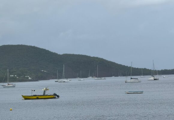 Des bateaux ️au mouillage à Malendure, Bouillante, 19 juin 2025. Photo : Stécy Lancastre