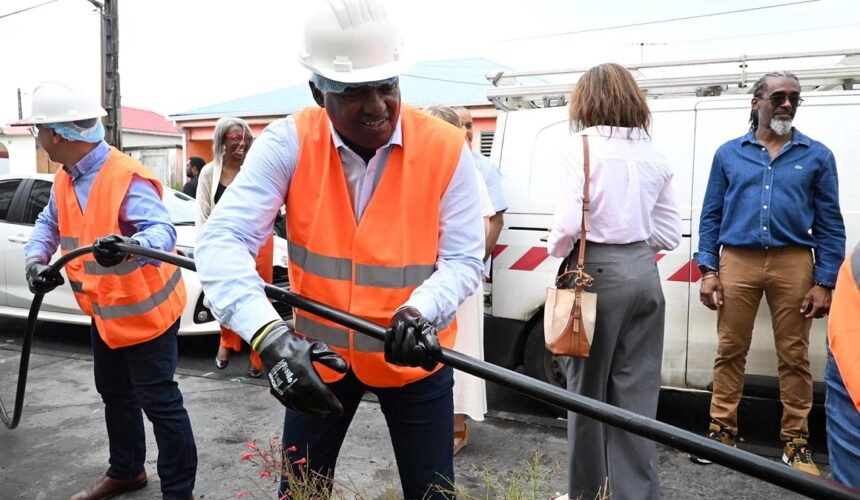 Guy Losbar, président du conseil départemental, mis en scène pour tirer un câble du réseau cuivré qui devient officiellement fermé ce 9 juillet 2025 sur le territoire de Petit-Bourg. Photo : FB conseil départemental.