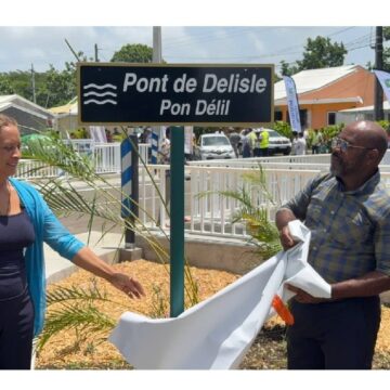 La conseillère régionale Ginette Samson et le maire de Petit-Canal Blaise Mornal inaugurent le pont de Delisle le 17 juin 2025. Photo : Ville de Petit-Canal