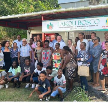 Le Medef et le Rotary officialisent leur partenariat avec l'association Lakou Bosco par une remise de fournitures scolaires le 13 août. Photo : UDE Medef Guadeloupe