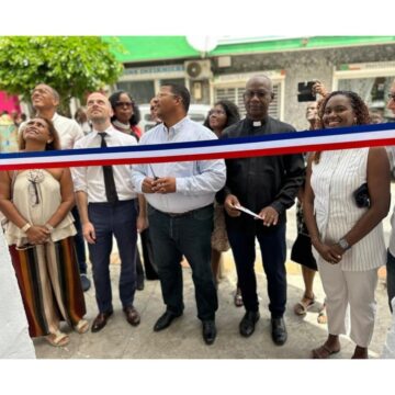 Coupé de ruban inaugural de l'épicerie solidaire de Capesterre-Belle-Eau le 12 août, en présence du maire Jean-Philippe Courtois (au centre), du sous-préfet Arnaud Duranthon (à sa gauche) et du curé Eugène Kaze à sa droite). Photo : Ville de Capesterre Belle-Eau