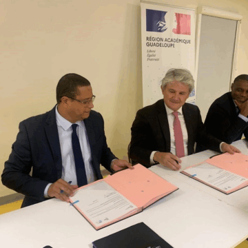 Laurent Legendart, directeur ARS Guadeloupe (à g.) et Gabriele Fioni, recteur d’académie (au centre) signent la convention 2025-2030 pour l’école inclusive le 29 juillet à Dothémare aux Abymes. Photo : Région académique Guadeloupe