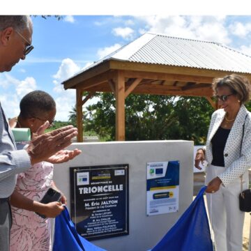De gauche à droite : Jacques Bangou, vice-président de Cap excellence, Hélène Polifonte, maire de Baie-Mahault, Marie-Luce Penchard vice-présidente de la Région, le représentant l'Adème, lors du dévoilement de la plaque inaugurale de la nouvelle déchetterie intercommunale de Trioncelle, le 29 août 2025. Photo : Ville de Baie-Mahault