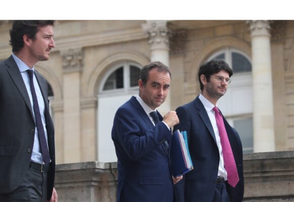 Le Premier ministre Sébastien Lecornu (C), escorté par ses conseillers, quitte le Palais Bourbon après le rejet des motions de censure contre son gouvernement, à Paris le 16 octobre 2025. Photo : J.E.E / Sipa